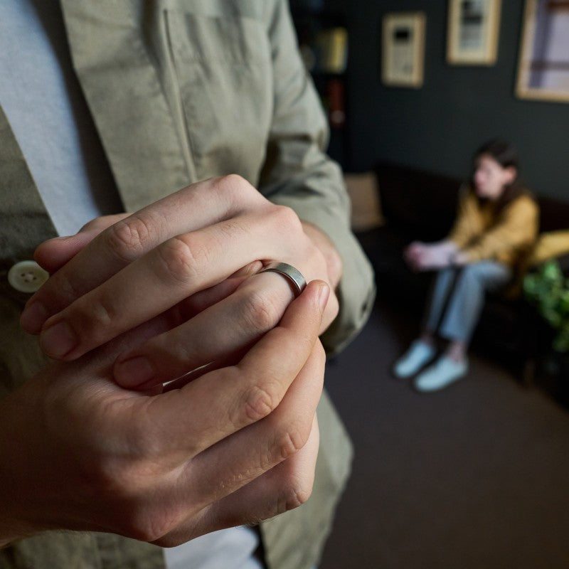 caucasian-young-adult-man-removing-wedding-ring-wh-2026-01-08-23-33-02-utc_副本.jpg__PID:40c727e5-8995-4452-adc7-2fd4d01c920e